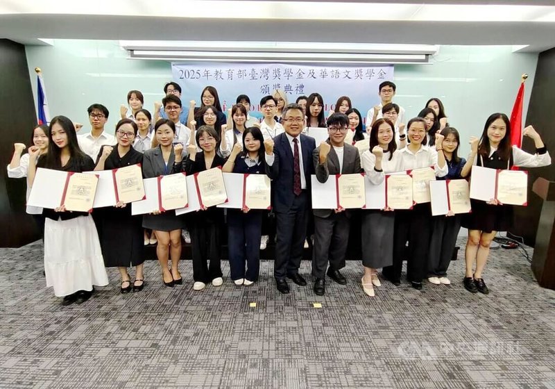 越南學生申請台灣獎學金赴台留學的競爭一年比一年激烈,2025年共有255人爭搶34個名額。駐越南代表劉世忠(中間著西裝者)1日和台灣獎學金受獎生合影。中央社記者陳家倫河內攝 114年8月1日