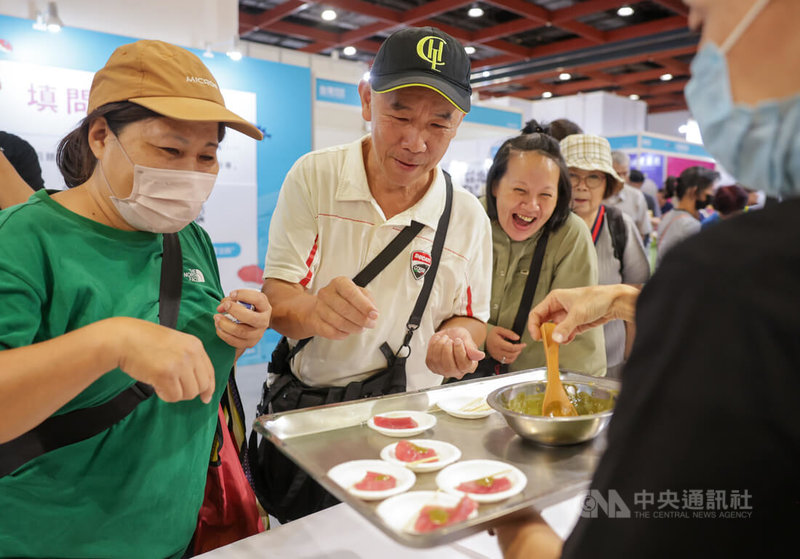2025台灣美食展1日在台北世貿1館登場,今年以「海鮮-鮮味款待」為主題,屏東館提供生魚片試吃,吸引民眾排隊領取。中央社記者裴禛攝 114年8月1日