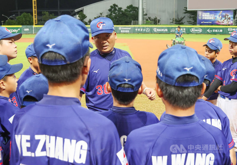 U12世界盃棒球賽台灣隊1日複賽對上美國,比賽後半段失守以5比6吞敗,總教練章子健(中後)賽後鼓勵選手,能扛住國家隊壓力走到這裡,表現值得肯定。中央社記者張新偉攝 114年8月1日