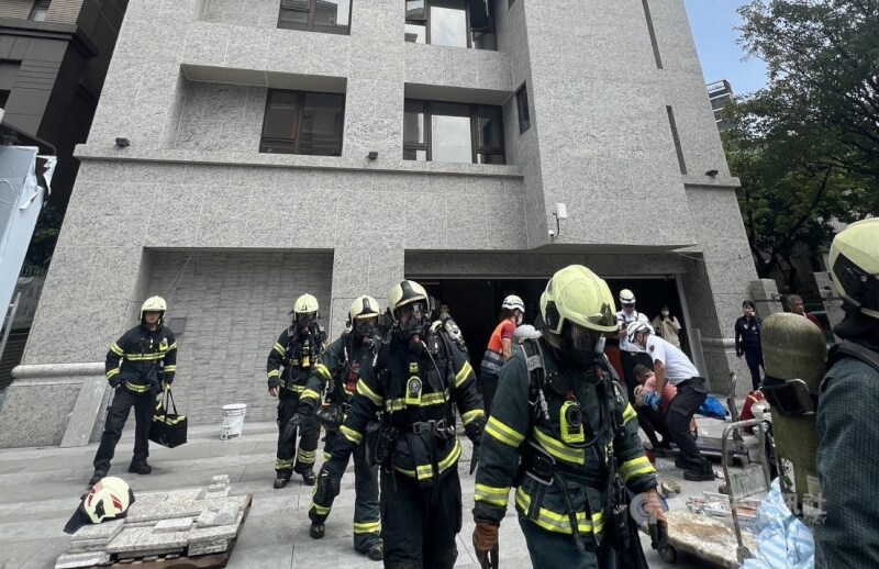 台北市政府消防局1日下午獲報，士林區士商路一處工地有多名工人疑吸入不明揮發氣體導致身體不適，消防人員到場後救出7名男性工人，其中2人意識清楚、5人意識不清，都已送醫。（翻攝畫面）中央社記者劉建邦傳真　114年8月1日