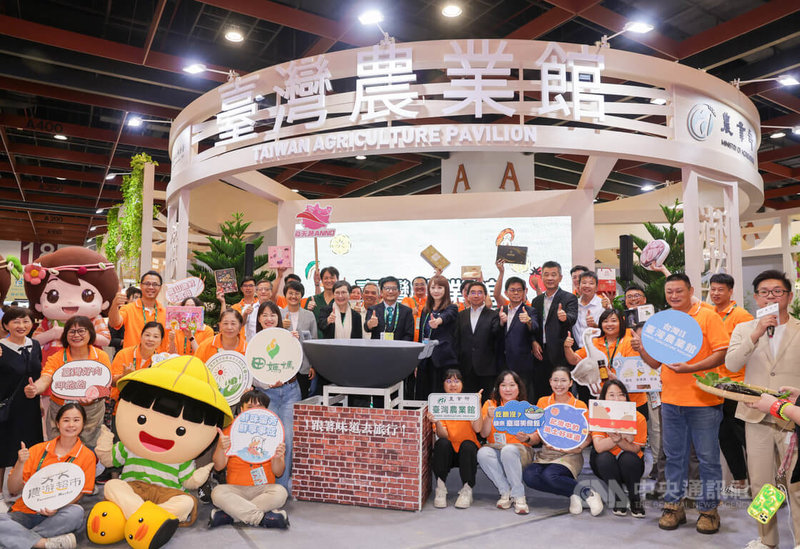 2025台灣美食展1日在台北世貿1館開幕,農業部策劃「台灣農業館」,嚴選超過百項在地美食與伴手好物,邀請民眾品嘗台灣農作美食。中央社記者裴禛攝 114年8月1日