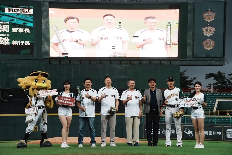 中華職業棒球大聯盟台鋼雄鷹隊1日晚間在澄清湖棒球場迎戰味全龍隊，雄鷹贊助商、呈祥保險經紀人股份有限公司代表擔任開球貴賓。（呈祥保經提供）中央社記者林巧璉傳真  114年8月1日