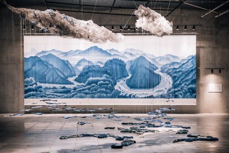 「We TAIWAN台灣文化in大阪.關西世博」核心展覽「台灣光譜」中,呈現藝術家陳景林藝術生涯首件巨幅藍染山水創作「台灣母親河」及國家工藝獎一等獎得主楊偉林的「洄遊」。(文化部提供)中央社記者王寶兒傳真 114年8月1日