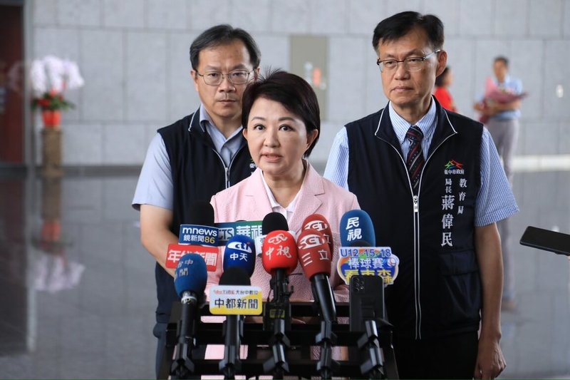 美國總統川普簽署行政命令,根據白宮公布的修正後對等關稅,台灣稅率為20%。台中市長盧秀燕(中)1日接受媒體聯訪時表示,她建議總統賴清德應專心處理國家的重大危機。(台中市府提供)中央社記者蘇木春傳真 114年8月1日