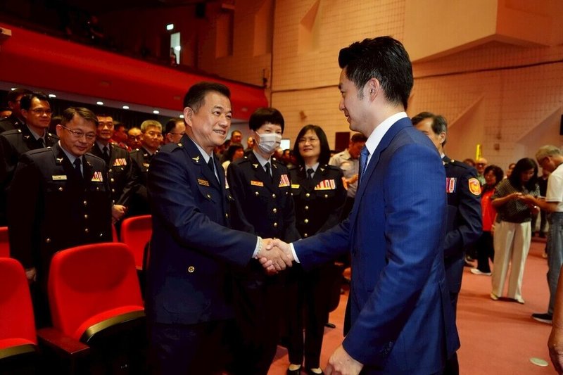 警政署公布調動高階警官人事,台北市警局1日舉辦布達交接典禮,包含原大同分局分局長陳勇華接萬華分局分局長等9名分局警官調動,市長蔣萬安(右)到場主持。(北市府提供)中央社記者劉建邦傳真 114年8月1日