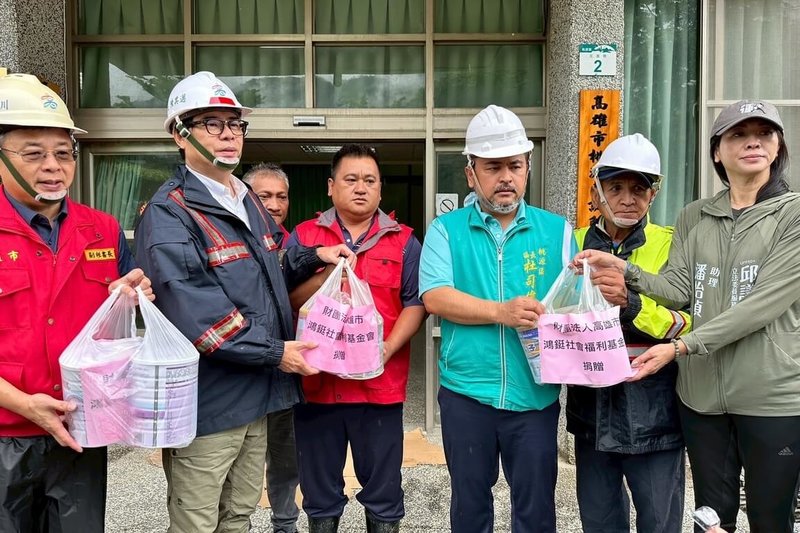高雄山區連日雨勢不斷，市長陳其邁（左2）1日親赴山區視察，除到六龜前進指揮所了解搜救進度，也感謝相關人員冒雨搶修從寶來通往桃源市區的台20線道路。（高雄市政府提供）中央社記者林巧璉傳真  114年8月1日