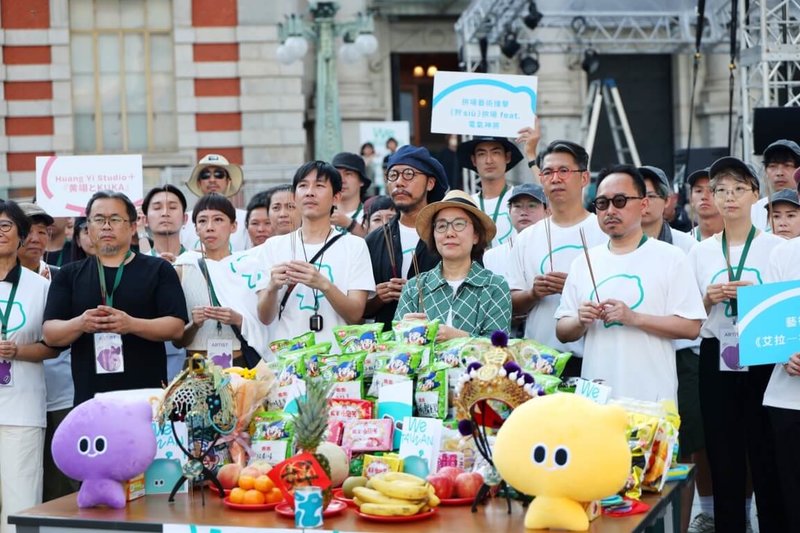 「We TAIWAN台灣文化in大阪.關西世博」活動正式開幕前,文化部政務次長王時思(前排格紋襯衫者)1日特地帶領演出團隊舉行祈福儀式。(文化部提供)中央社記者王寶兒傳真 114年8月1日