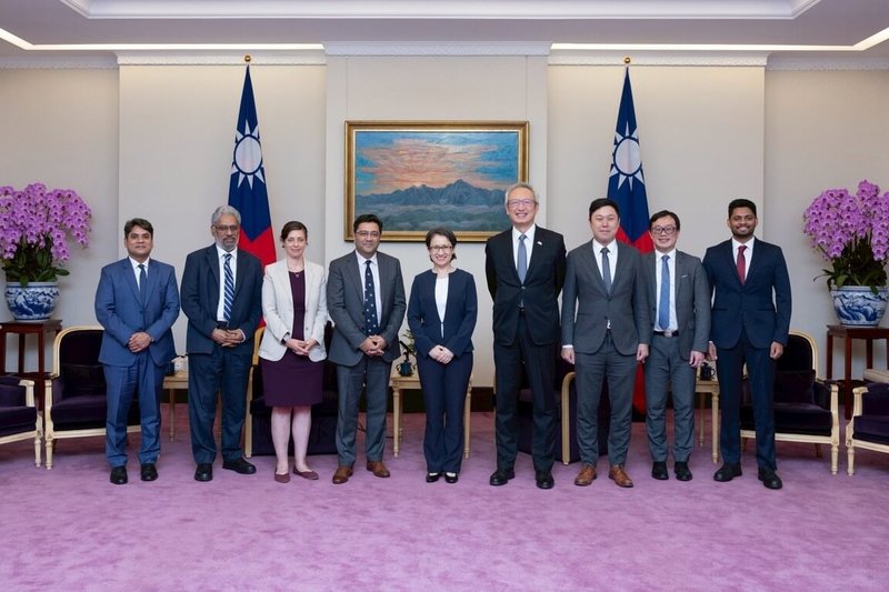 副總統蕭美琴（中）1日接見「台美印三方對話訪問團」時表示，台灣與印度正迅速建立堅實且多元的夥伴關係，期盼雙方持續在科技、投資、經濟及人才等領域合作交流，深化兩國夥伴關係。（總統府提供）中央社記者溫貴香傳真  114年8月1日