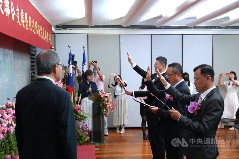 教育部1日舉辦國立大專校院校長聯合交接,有3名新任校長宣誓就任,右起為台北大學校長林道通、台北藝術大學校長劉錫權、台東專科學校校長邱垂昱。中央社記者陳至中攝 114年8月1日