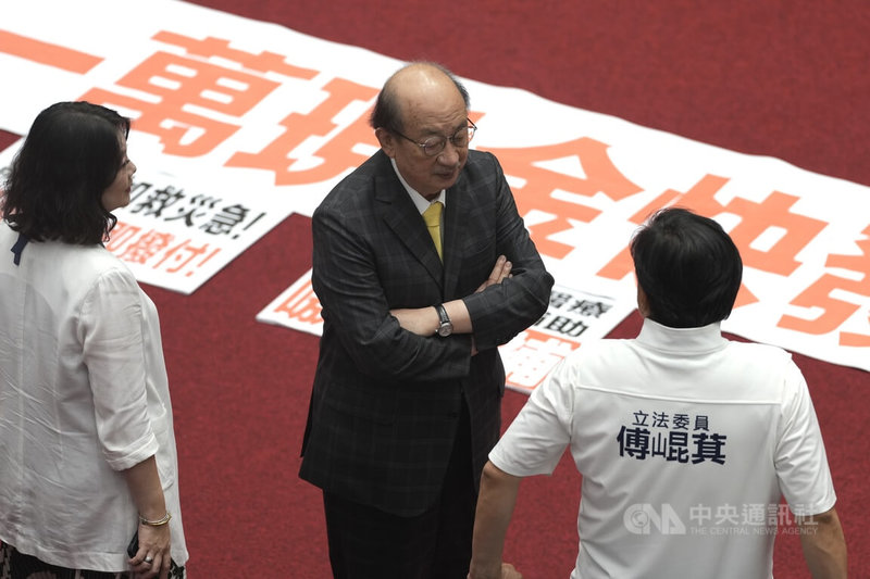 民進黨立法院黨團總召柯建銘（中）1日表示，持平而論，726罷免全黨（民進黨）沒有下去，國民黨則是整個黨下去，面對823罷免投票，「我們已經有背水一戰的決心」。圖為柯建銘與國民黨立法院黨團總召傅崐萁（右）在議場短暫交談。中央社記者徐肇昌攝 114年8月1日