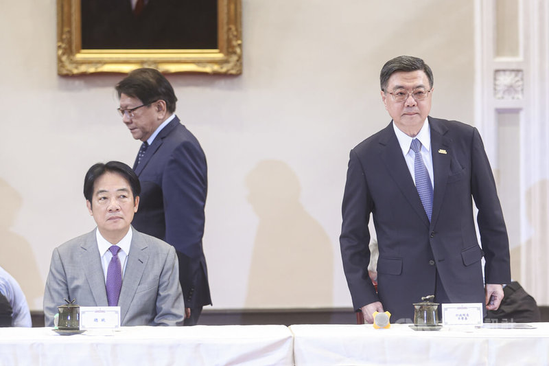 美國白宮公布台灣對等關稅稅率暫時為20%,總統賴清德(前左)1日上午11時30分召開「因應美國對等關稅政策記者會」,與行政院長卓榮泰(右)一同回應媒體提問。中央社記者鄭清元攝 114年8月1日
