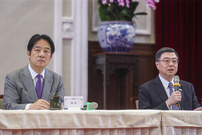美國白宮公布台灣對等關稅稅率暫時為20%，總統賴清德（左）1日上午11時30分率行政院長卓榮泰（右）等人召開「因應美國對等關稅政策記者會」，回應媒體提問。中央社記者鄭清元攝  114年8月1日