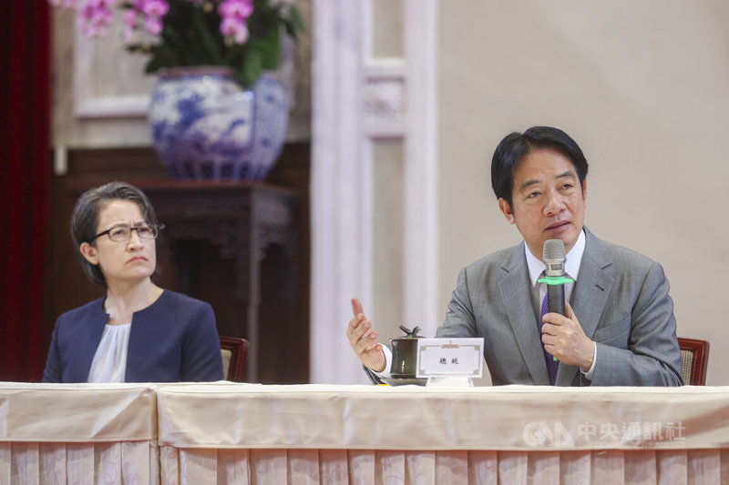 美國白宮公布台灣對等關稅稅率暫時為20%,總統賴清德(右)1日上午11時30分召開「因應美國對等關稅政策記者會」,與副總統蕭美琴(左)一同回應媒體提問。中央社記者鄭清元攝 114年8月1日