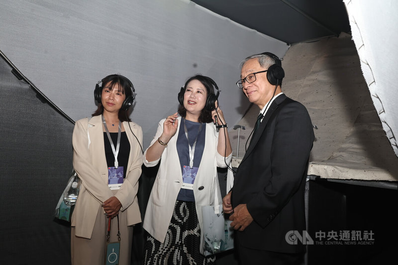2025台灣文化創意博覽會2日起正式登場,1日下午舉辦開幕記者會,文化部長李遠(右)、民進黨立委吳思瑤(中)等一同走訪松山文創園區「文化策展區」,體驗展場裝置。中央社記者翁睿坤攝 114年8月1日