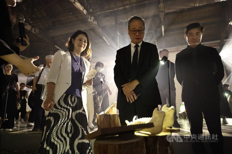 2025台灣文化創意博覽會2日將正式展開,文化部長李遠(前中)1日受邀出席開幕記者會,並與民進黨立委吳思瑤(前左)等人一同走訪松山文創園區內的「文化策展區」,聽取導覽解說。中央社記者翁睿坤攝 114年8月1日