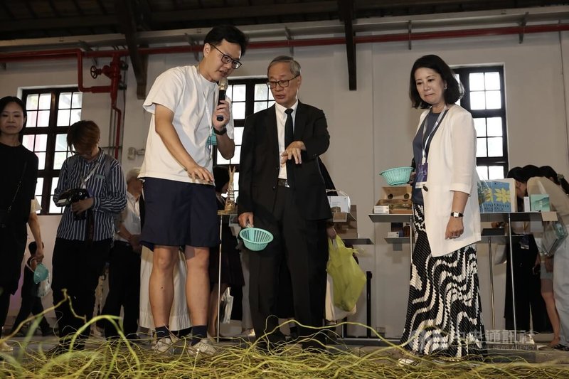 2025台灣文化創意博覽會1日下午在台北松山文創園區舉辦開幕記者會,文化部長李遠(前中)出席並參觀園區內的「文化策展區」,與策展人互動交流。中央社記者翁睿坤攝 114年8月1日