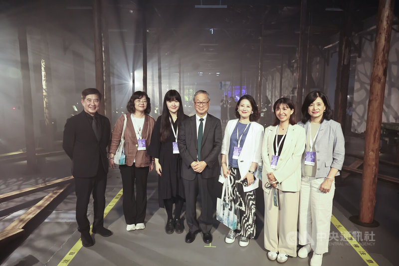 2025台灣文化創意博覽會開幕記者會1日下午在台北松山文創園區登場，文化部長李遠（中）、民進黨立委吳思瑤（右3）等人出席為展出揭幕，並在展場合影留念。中央社記者翁睿坤攝　114年8月1日