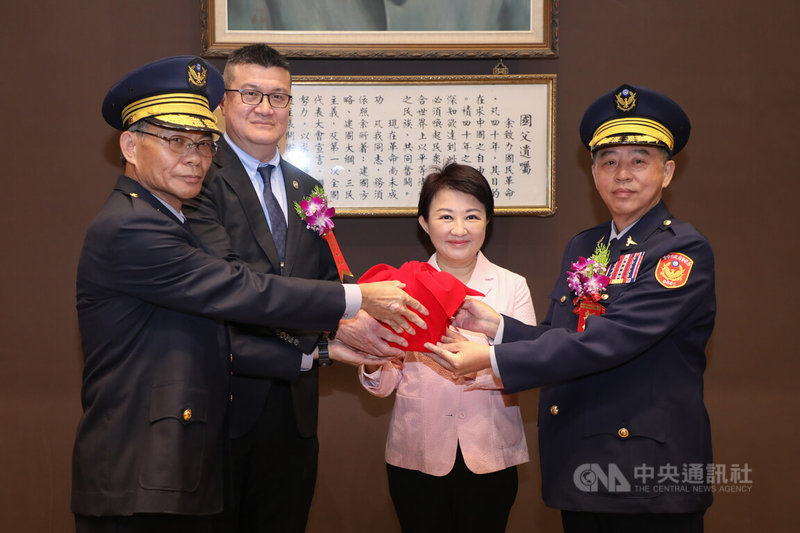 台中市長盧秀燕(右2)1日主持台中市警察局新、卸任局長及分局長、大隊長聯合交接典禮,新任台中市警察局長吳敬田(右)在盧秀燕見證下接過印信,走馬上任。中央社記者趙麗妍攝 114年8月1日