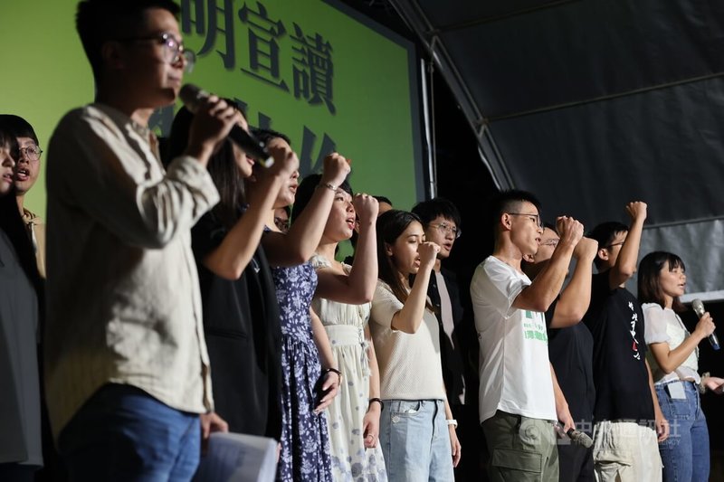 反課綱運動10週年活動籌備小組1日晚間在教育部前舉行晚會,多名曾參與反課綱運動的青年齊聲呼籲要深化台灣公民教育、拒絕中國教育統戰、重建青年組織行動。中央社記者趙世勳攝 114年8月1日