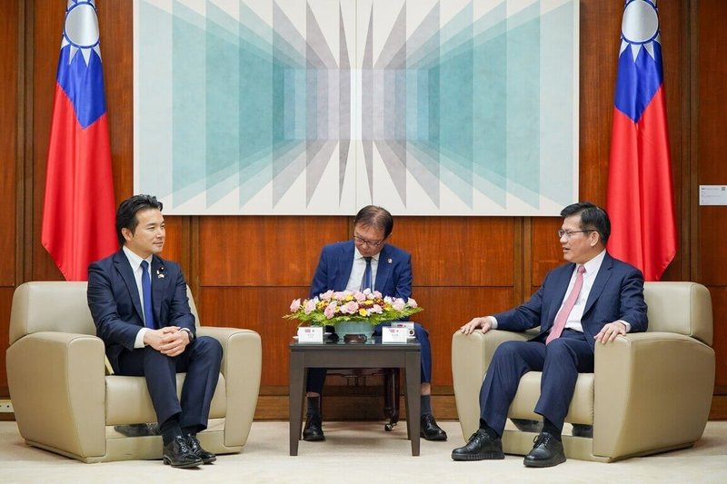 外交部長林佳龍(右)7月31日接見日本國民民主黨青年局局長淺野哲(左)等一行人。(外交部提供)中央社記者吳書緯傳真 114年8月1日