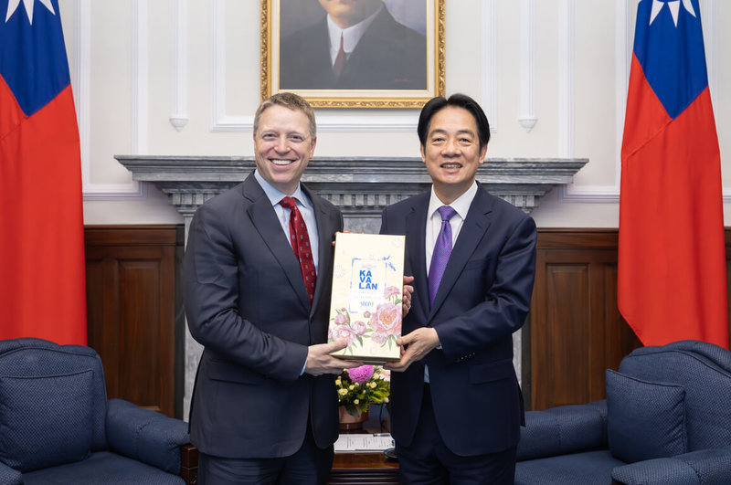 總統賴清德1日下午接見由美國前副國安顧問博明(圖左)、美國智庫「保衛民主基金會」所組訪問團時表示,期盼未來台美透過更多交流合作,一起讓民主更深化、更穩固。(總統府提供)中央社記者溫貴香傳真 114年8月1日