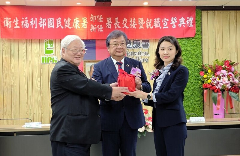 衛生福利部國民健康署1日舉行新任署長交接布達儀式,由前署長吳昭軍(左)交接給新任署長沈靜芬,並由衛福部長邱泰源(中)主持監交。(國健署提供)中央社記者曾以寧傳真 114年8月1日