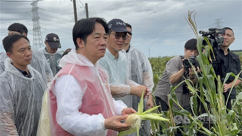 圖為總統賴清德（前中）7月10日親自南下雲林縣勘災。（中央社檔案照片）
