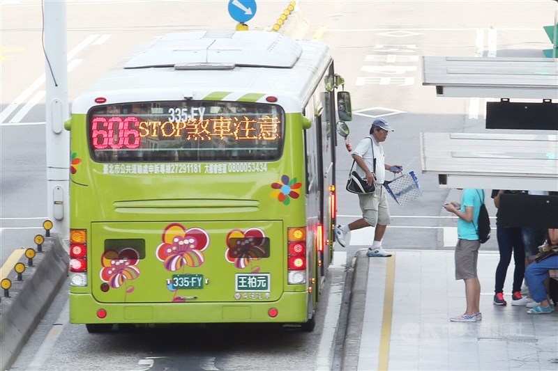 台北市議員詹為元近期常接獲民眾投訴公車急煞導致跌倒，認為此狀況常釀民怨，且市府未精進相關作為。公運處表示，將與公車業者加強駕駛教育訓練且要求落實各項SOP。（中央社檔案照片）