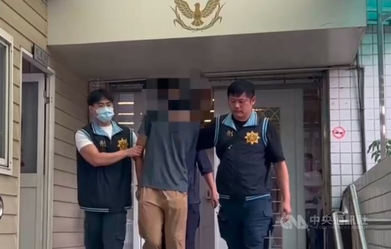 新莊箱屍案,警方追查後將涉案陳姓男子(中)拘提到案,經比對指紋確認死者就是陳男父親。警方1日詢後依殺人、遺棄屍體等罪嫌將陳男移送新北檢。(翻攝畫面)中央社記者趙敏雅傳真 114年8月1日