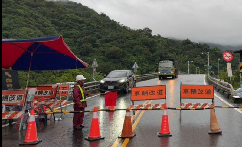 高雄市山區持續降雨，造成台20線南橫公路多處受災，台20線79公里到89.5公里寶來二橋到桃源區公所段1日晚間6時起管制禁止通行。（交通部公路局南區養護工程分局提供）中央社記者洪學廣傳真  114年8月1日