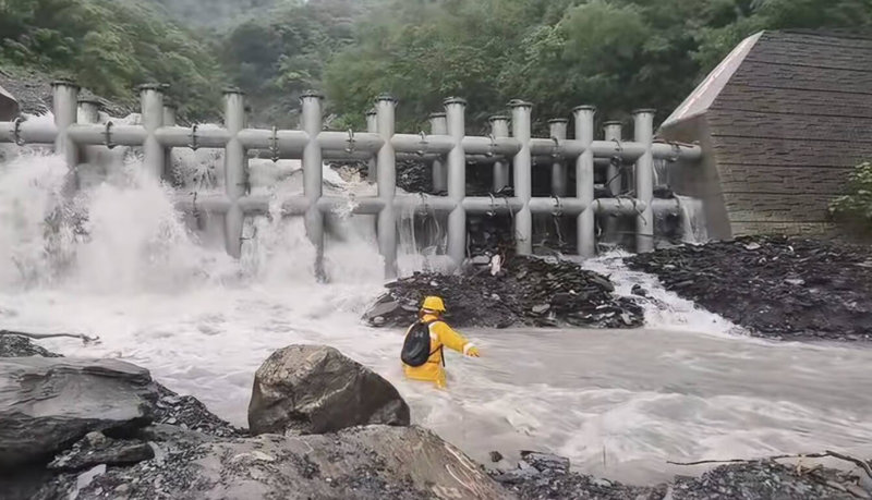 受西南氣流影響，屏東山區連日豪雨，霧台鄉大武村聯外道路又斷，慢性病患者無法下山就醫，視訊問診後，鄉長巴正義冒險涉暴漲溪水送藥。（大武村長麥庸正提供）中央社記者黃郁菁傳真  114年8月1日