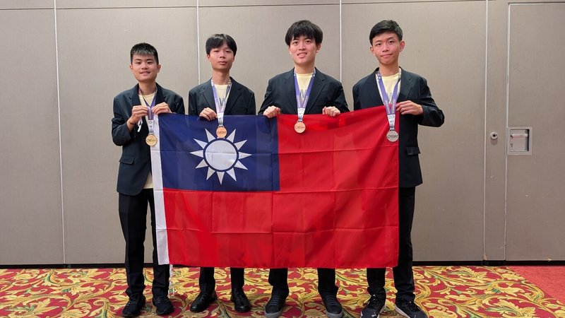台灣學子參與在泰國曼谷舉辦的第21屆「國際地理奧林匹亞」,共拿下1金、1銀、2銅,總積分排名世界第6。左起為參賽學生沈治宇、高睿謙、郭哲聿、陳允陞。(台師大地理系提供)中央社記者陳至中傳真 114年8月1日