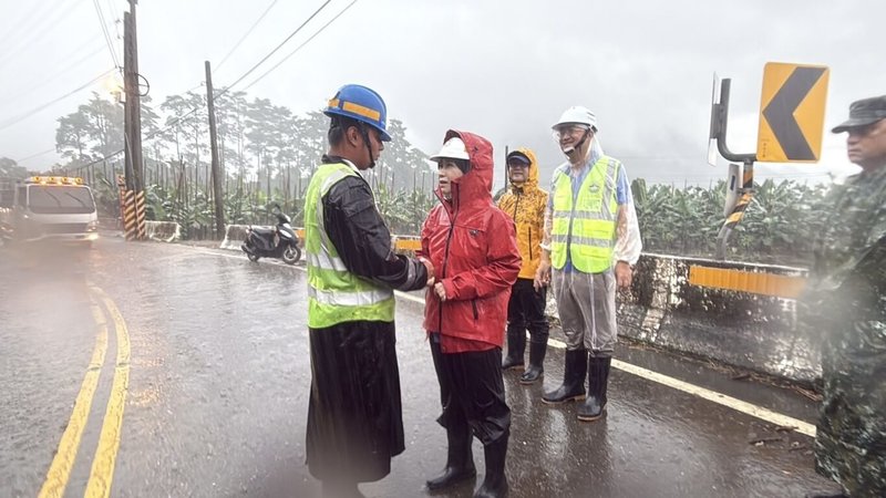 屏東地區連日豪雨，山區原鄉多處出現土石流警戒，屏東縣長周春米（左2）1日前往山區視察，為連續2週堅守第一線搶通道路的工班人員加油打氣。（屏東縣政府傳播暨國際事務處提供）中央社記者黃郁菁傳真  114年8月1日