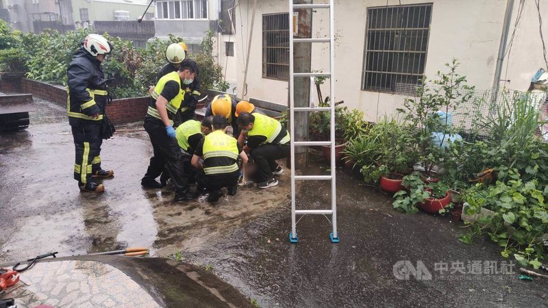 新北市鶯歌區中正一路一處巷弄內1日下午傳出意外，台電承攬商一名工程人員在更換低壓桿線時疑似感電，在電線桿上昏迷，警消獲報到場協助脫困，男子呈OHCA送醫搶救。（翻攝畫面）中央社記者趙敏雅傳真  114年8月1日