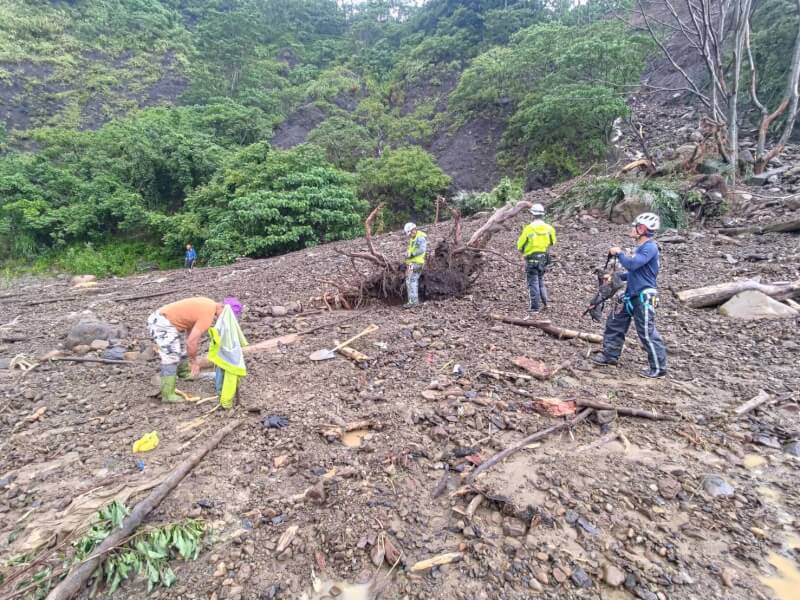台20線南橫公路81.1公里處有車輛墜谷，車上疑一家5口罹難，警消7月31日找到潘姓女子遺體跟其他人遺骸。8月1日上午再尋獲墜谷車輛輪胎跟保桿，以及部分遺骸，正持續搜救中。（高市消防局提供）中央社記者洪學廣傳真　114年8月1日