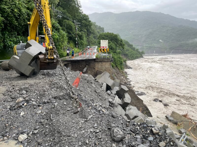 高雄山區受西南氣流影響，連日豪雨造成多處聯外道路中斷。公路局表示，目前台20線100k至105k（拉芙蘭至梅山口路段）仍有多處坍方、零星落石，考量通行安全及風險，建議用路人暫時不要通行。（公路局提供）中央社記者林巧璉傳真  114年8月1日