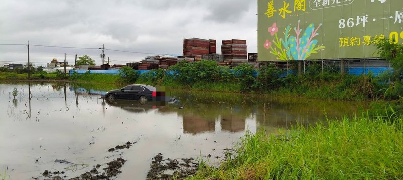 1輛懸掛註銷車牌的BMW自小客車，7月31日下午在國道1號台南路段拒檢往北逃離，警方尾隨卻發現自小客掉進安定交流道旁水塘，駕駛已逃逸無蹤。（國道警察局提供）中央社記者張榮祥台南傳真 114年8月1日