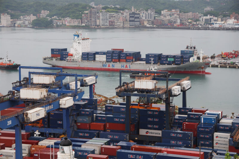 圖為基隆港內一艘萬海航運貨櫃輪。(中央社檔案照片)