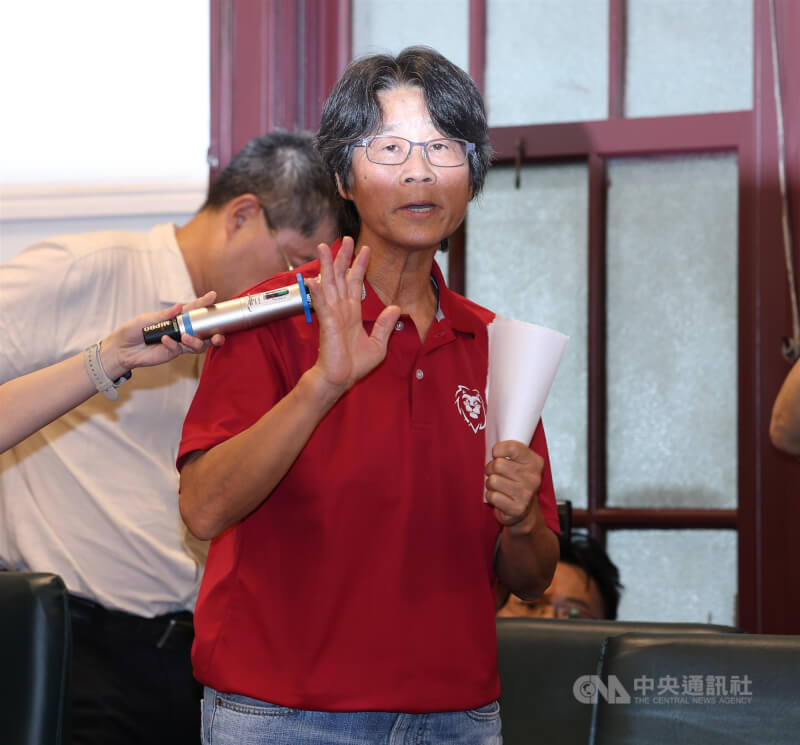 教育部1日收到台師大函報解聘女足教練周台英（前）。（中央社檔案照片）