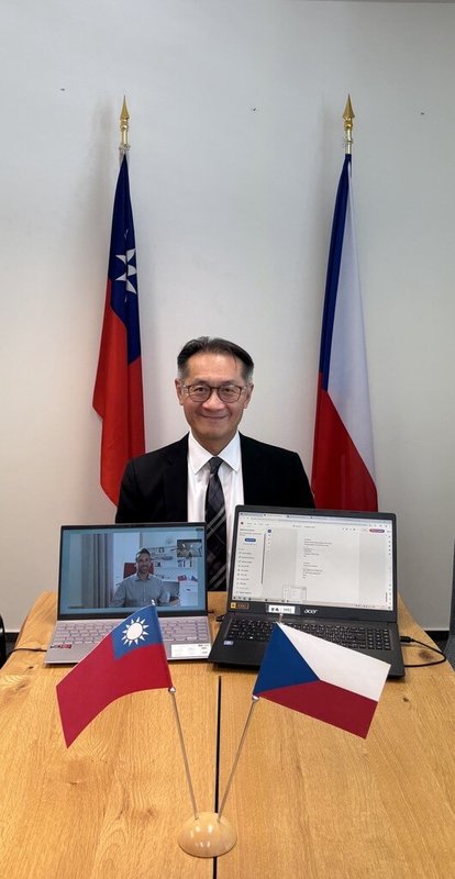 駐捷克代表柯良叡於7月29日與捷克巴拉茨基大學校長科哈伊達簽署「台灣講座」合作協議，將在巴拉茨基大學推動邀請台灣學者來訪，以及捷克學者訪台進行研究。（駐捷克代表處提供）中央社記者劉郁葶布拉格傳真　114年8月1日