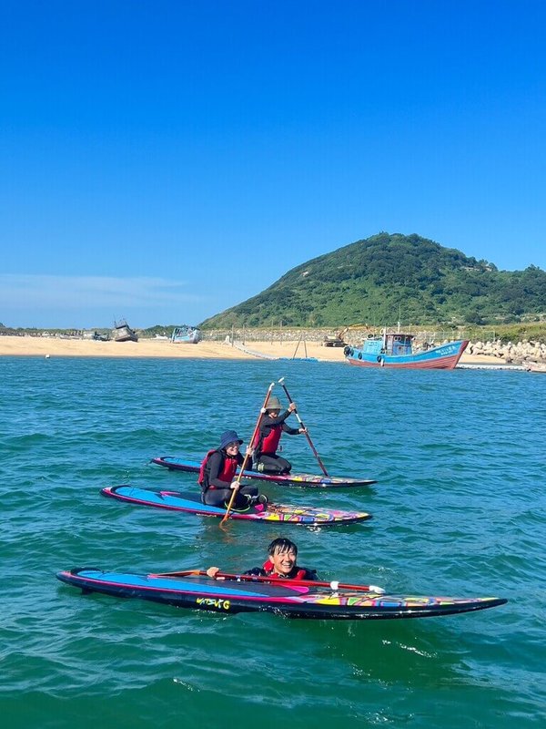 北竿鄉公所6月起舉辦為期4個月的「北竿海洋之旅」,包括假日市集、體驗海上划獨木舟與立槳的「舟遊北竿&SUP」(圖)、重現北竿漁村傳統文化的「牽罟嘉年華」,盼以多元活動帶領遊客深度感受北竿海洋魅力。(馬祖國家風景區管理處提供)中央社記者潘欣彤傳真 114年8月1日