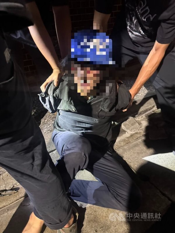 新北市新莊區箱屍命案,警方31日表示,經由追查監視器畫面,31日漏夜在新莊區中平路,逮捕涉有重大嫌疑的陳姓男子。他曾在7月6日前後,於案發現場出現,疑為棄屍,正帶回釐清案情。(翻攝畫面)中央社記者黃旭昇新北傳真 114年7月31日