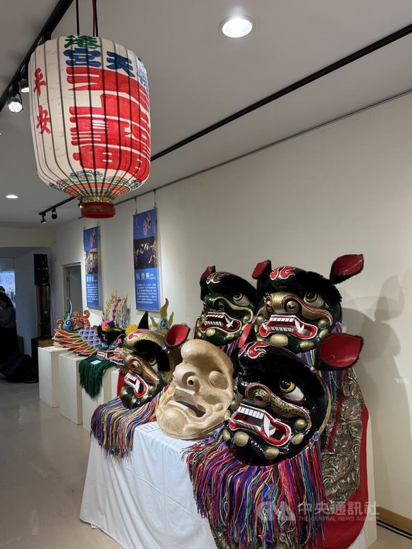 今年雲林無形文化資產保存者特展以「傳形不息」為主題,參展作品更橫跨傳統彩繪、剪黏工藝、錫工藝、粧佛、交趾陶、紙塑神像、風箏、北港金聲順開路鼓、轎前吹、燈籠工藝、白鶴獅製作技術、龍獅製作技術、獅頭製作、大木作技術、鑿花技術、藝閣等16項技藝領域。 中央社記者姜宜菁攝 114年8月1日