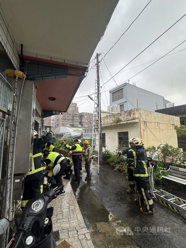 台電承攬商張姓工人1日在新北市鶯歌區進行木桿及低壓線停電更換作業，復舊接電時不慎發生感電事故，送醫搶救不治。台電對此表達遺憾，並指出實際發生原因待調查確認。（翻攝畫面）中央社記者趙敏雅傳真 114年8月1日