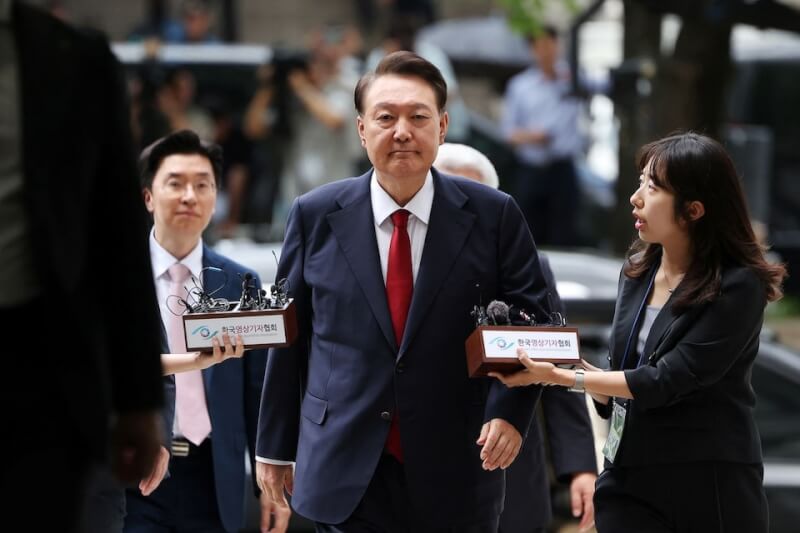 前韓國總統尹錫悅(中)7月9日赴首爾地方法院出席逮捕令審查聽證會。(路透社)