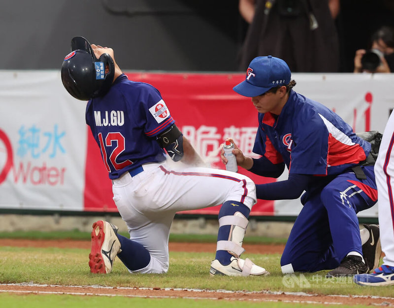 U12世界盃棒球賽台灣隊複賽首戰搶勝，但球員古夢杰（左）首打席遭觸身球保送，經檢查為右前臂尺骨挫傷腫脹，1日與美國的賽事將先休兵。中央社記者張新偉攝  114年8月1日