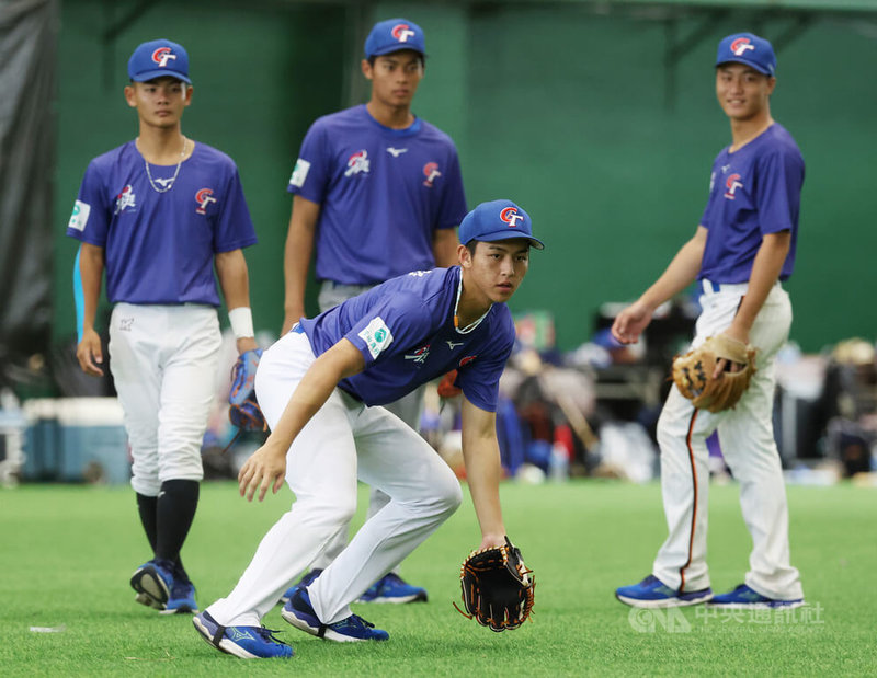 西苑高中畢業好手吳承皓（前）今年中職選秀被味全龍在第2輪選進，目前U18世界盃棒球賽培訓隊持續在台南集訓，吳承皓也被點名是打線重點。中央社記者張新偉攝　114年8月1日
