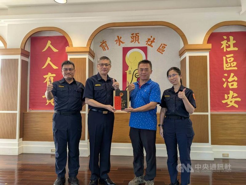 「金門縣114年社區治安研習觀摩暨識詐成果發表活動」2日在前水頭社區活動中心舉行，金門縣警察局長黃壬聰（左2）頒獎表揚社區治安工作表現優異人員。中央社記者吳玟嶸攝 114年8月2日