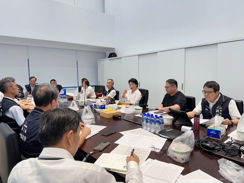 因應美國對台對等關稅20%，台中市政府1日晚間由台中市長盧秀燕（後右3）召開緊急應變會議，首波祭新台幣2500萬元挺產業參展拓展國際市場。（台中市政府提供）中央社記者郝雪卿傳真  114年8月2日