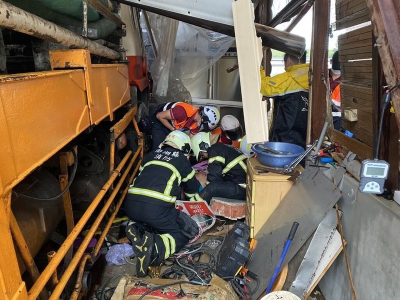 澎湖馬公市東衛里2日上午發生一起嚴重意外事故，一輛混凝土車疑似煞車失靈滑行，鄭姓父子2人企圖阻擋，遭碾壓受困，澎湖縣消防局前往救援，其中一人OHCA，另一人則重傷昏迷緊急送醫搶救。（澎湖縣消防局提供） 中央社   114年8月2日